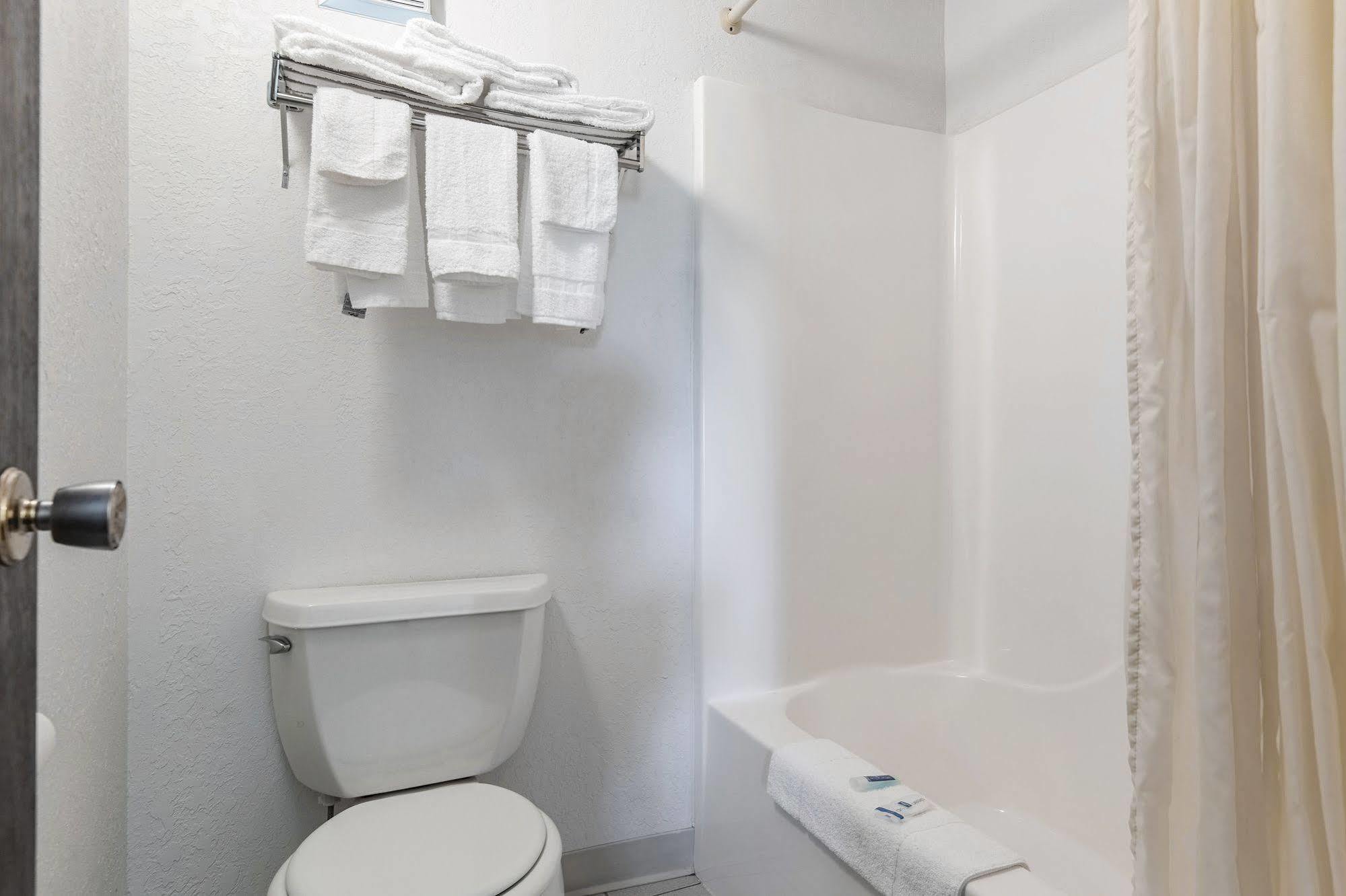 New Hampton Amerivu Inn Harvest Estates מראה חיצוני תמונה